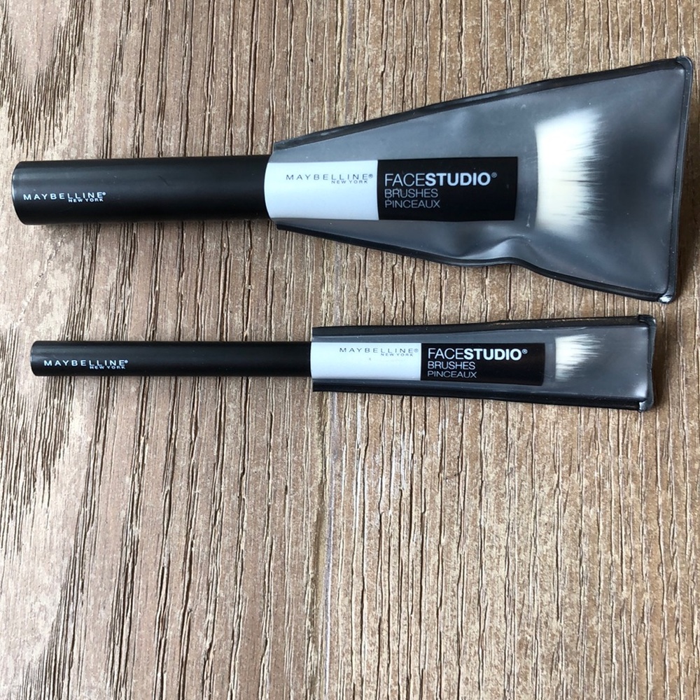 NWT Maybelline Foundation &  Shadow Brush